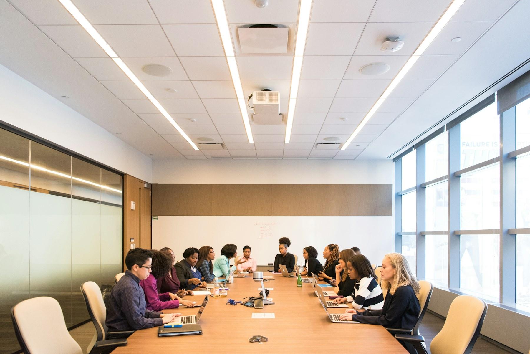Large advisory meeting around a conference table